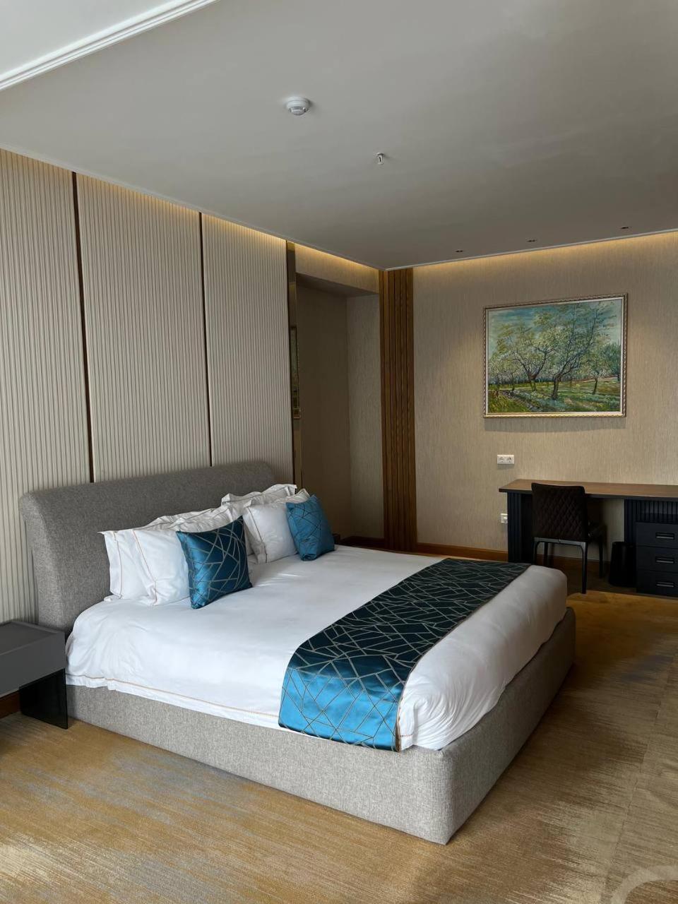 Sofia International Hotel Bichkek Extérieur photo